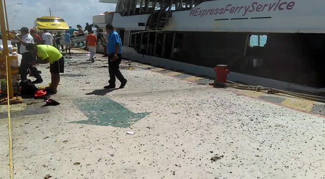 EXPLOTA BARCO EN PLAYA DEL CARMEN