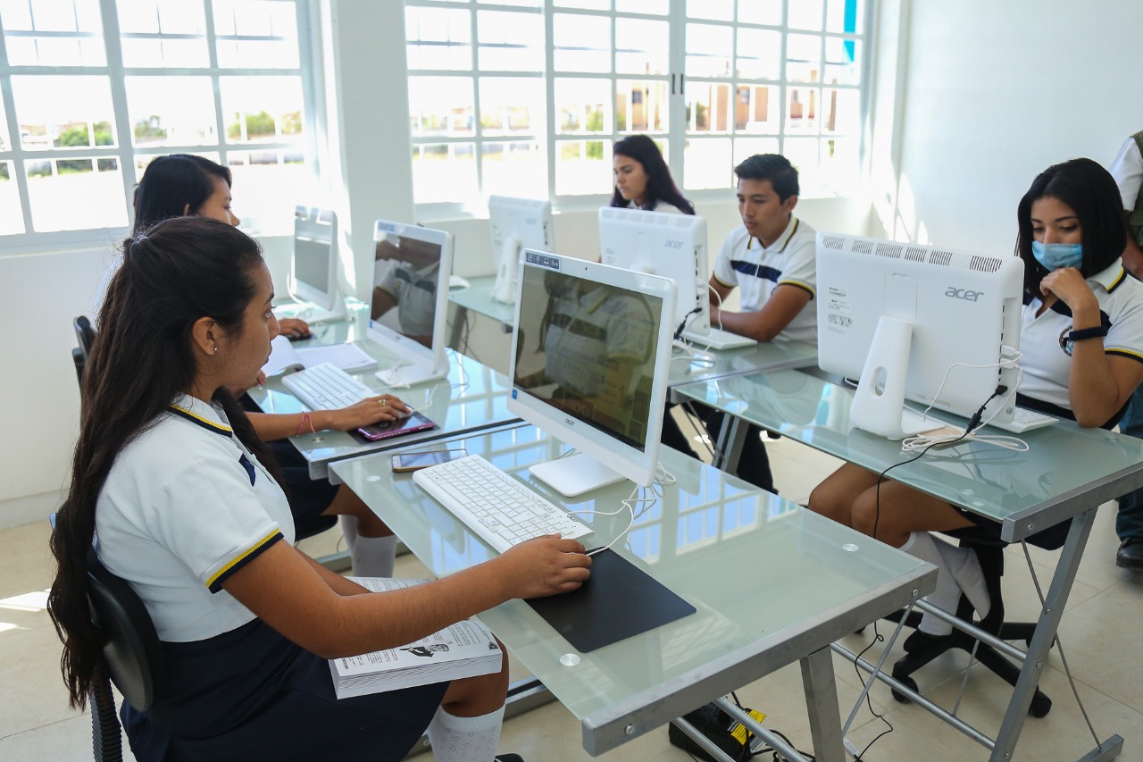 COLABORA GOBIERNO DE SOLIDARIDAD CON PADRES DE FAMILIA PARA EQUIPAR AULA DE CÓMPUTO DEL CETMAR