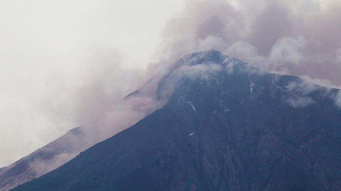 VOLCÁN DE FUEGO HACE ERUPCIÓN EN GUATEMALA; SE REPORTAN MUERTOS Y DESAPARECIDOS