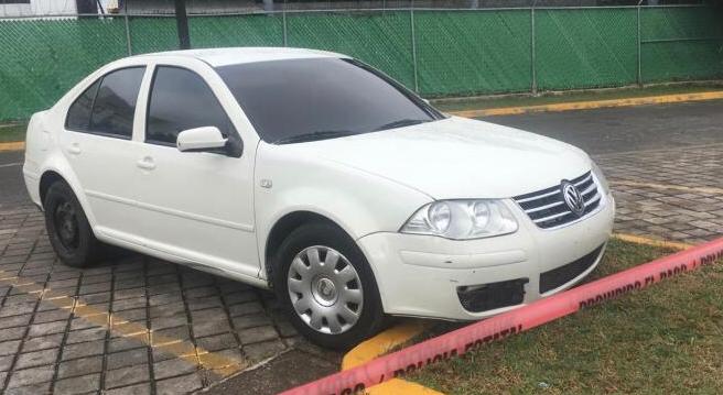 ABANDONAN VEHÍCULO EN CHETUMAL CON PISTOLA EN SU INTERIOR