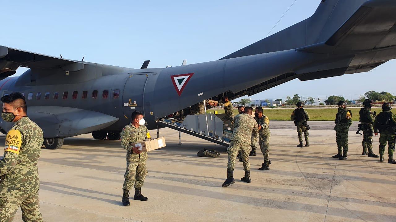 Ejército y Fuerza Aérea Mexicanos transportan insumos médicos, para atención de los Hospitales INSABI COVID-19 de Quintana Roo.