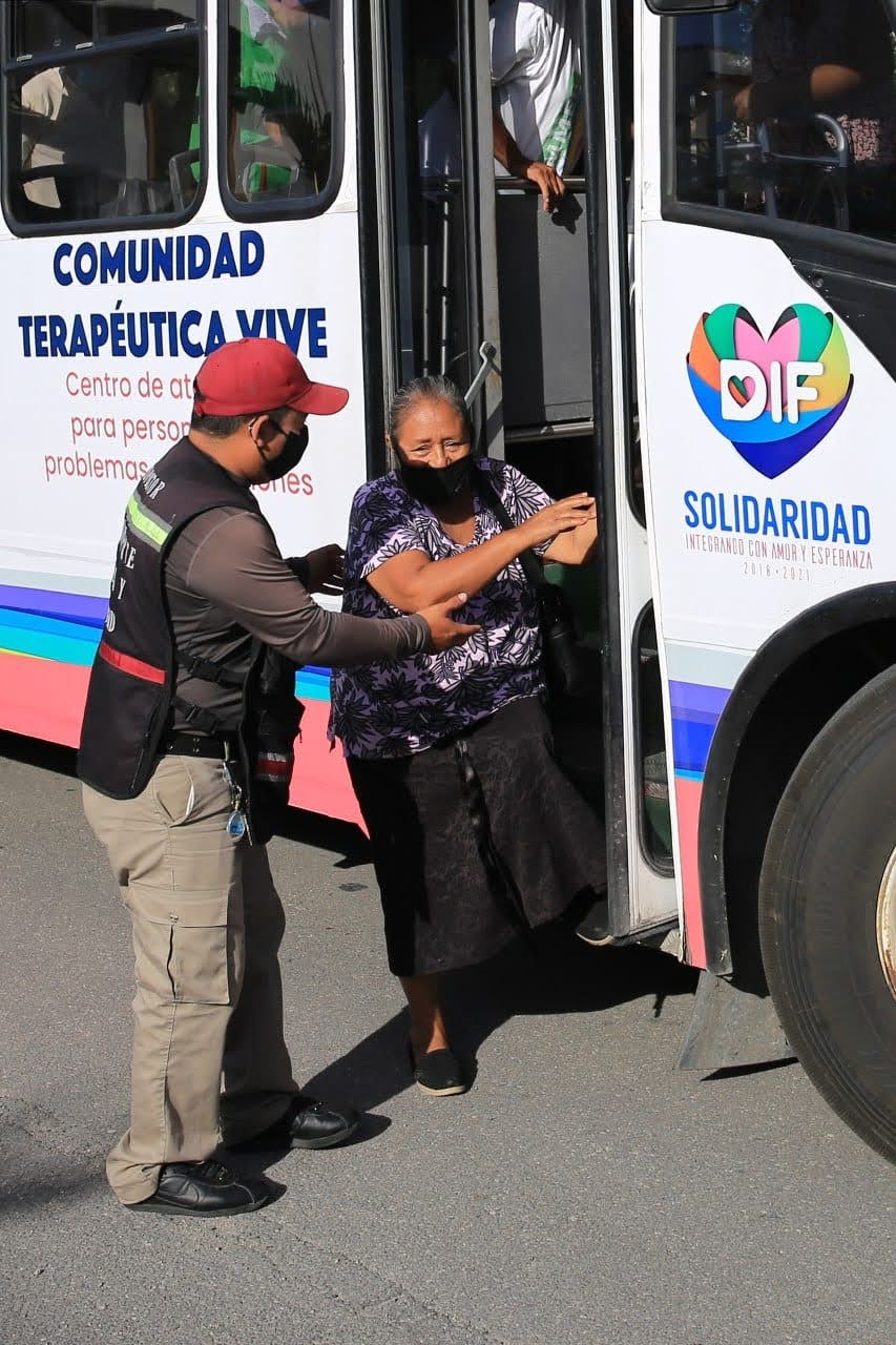 Gobierno de Solidaridad asiste a adultos mayores en vacunación contra la Covid-19