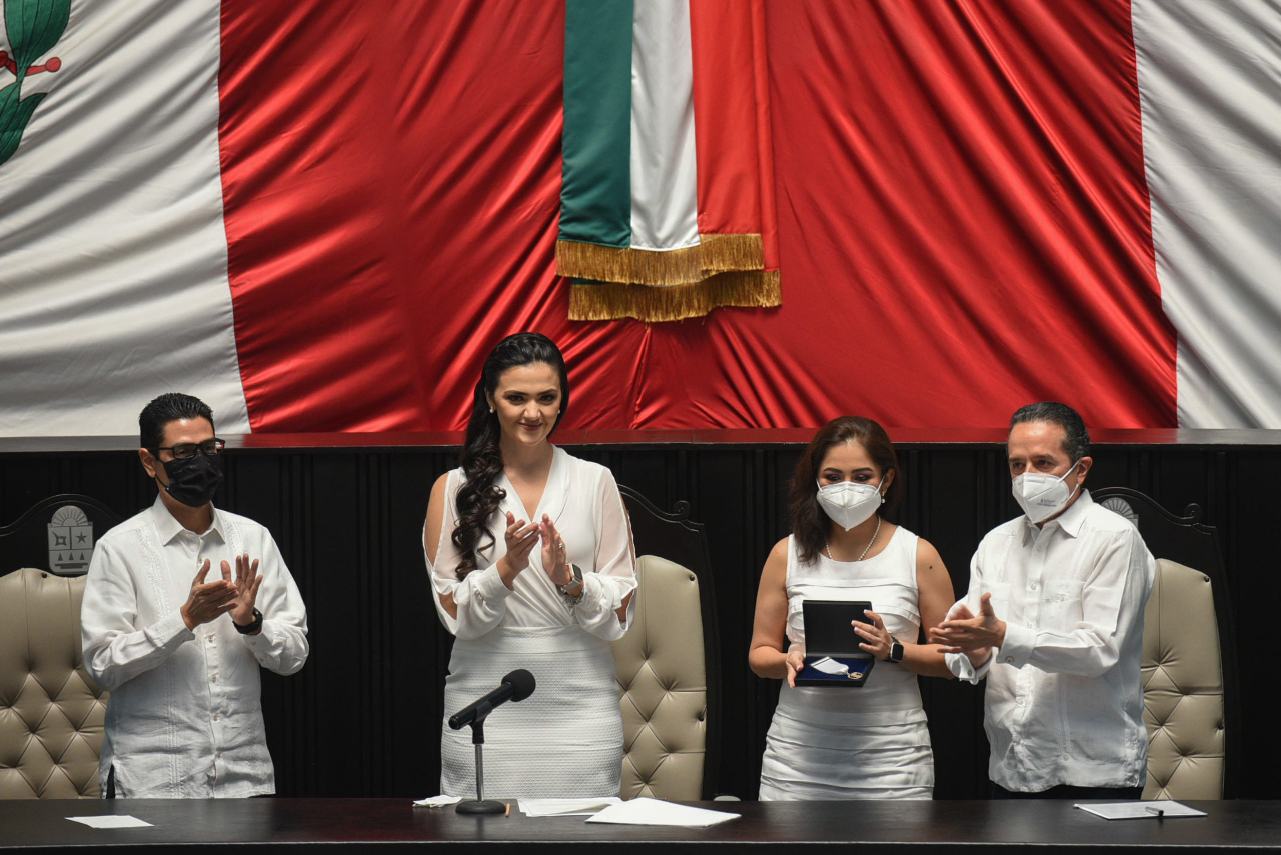 Entregan los tres poderes del Estado la medalla al Mérito Médico