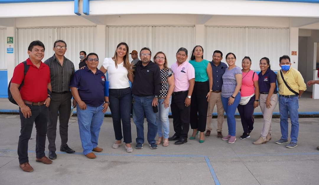 PROFESORES DE LA SECUNDARIA CANCÚN, EN PARAÍSO MAYA, RECIBEN A MARYBEL VILLEGAS