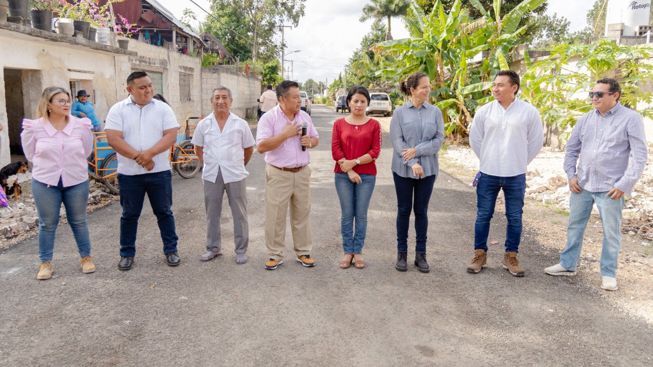 Entrega Marciano Dzul nuevas calles a la población de Coba