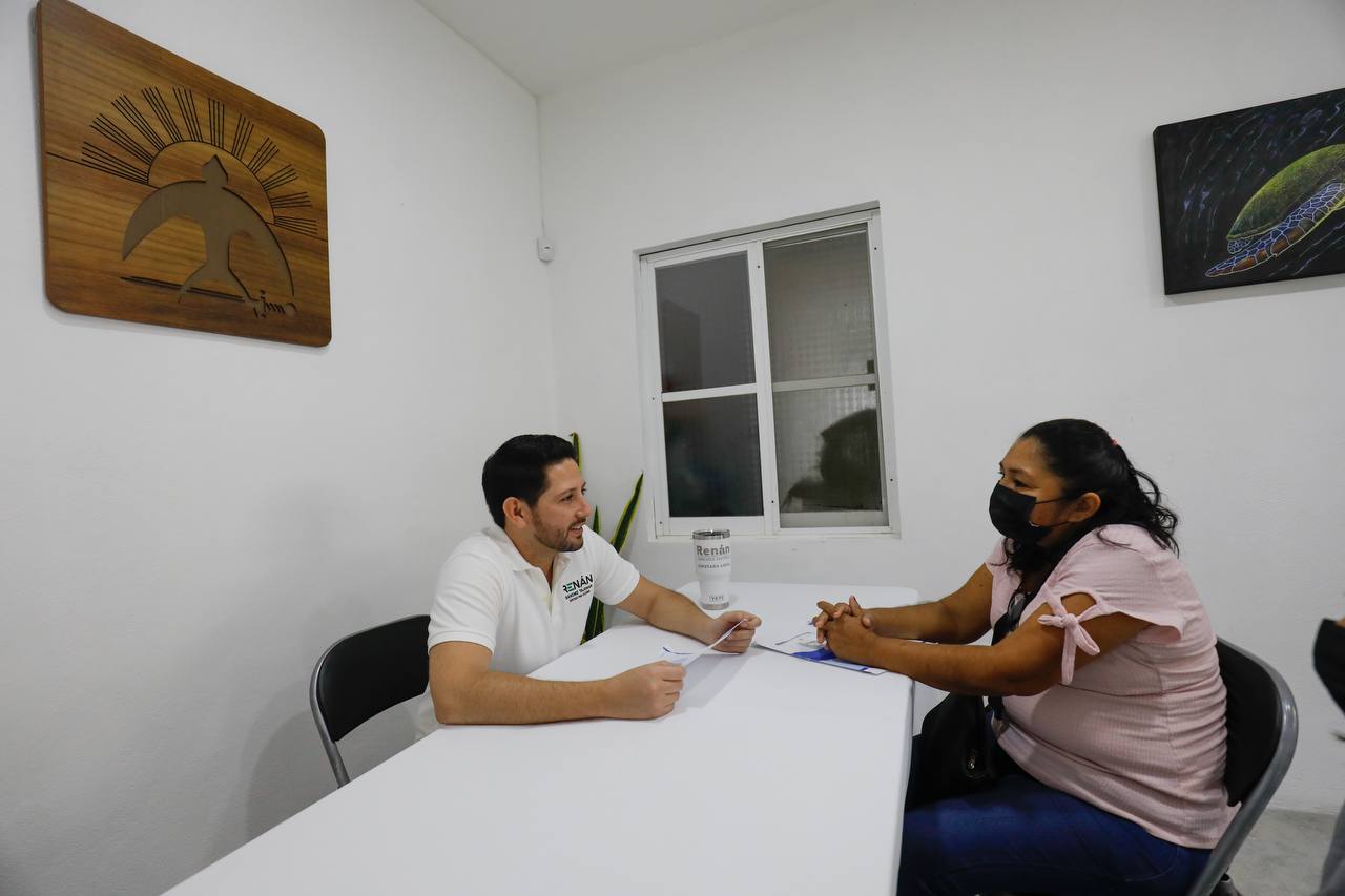 Atiende Renán Sánchez a cozumeleños en su Casa de Gestión Ciudadana