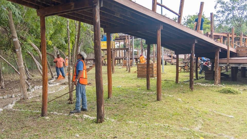 Mantienen limpios parques de Tulum