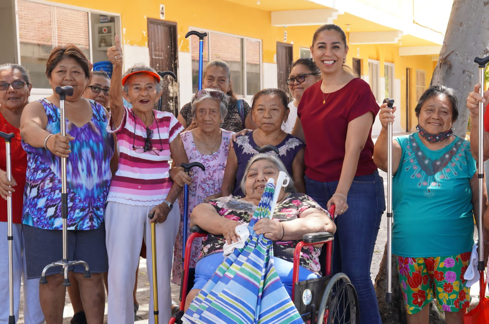 CUMPLE MARYBEL VILLEGAS A ADULTOS MAYORES DE LA REGIÓN 76