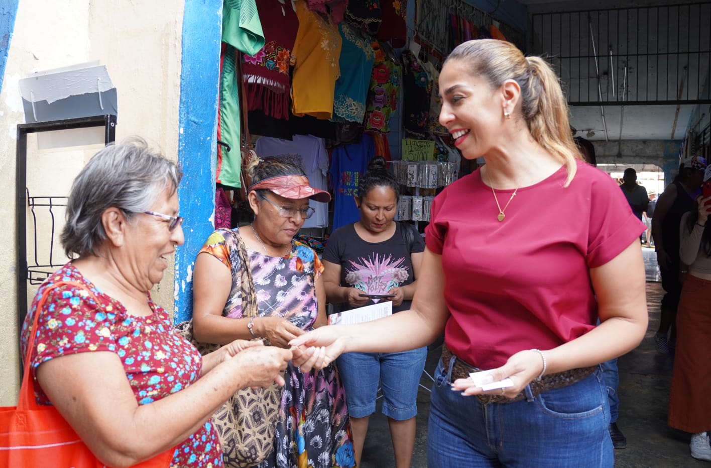 MARYBEL VILLEGAS RECORRE EL MERCADO 23 Y ATIENDE SOLICITUDES DE APOYO