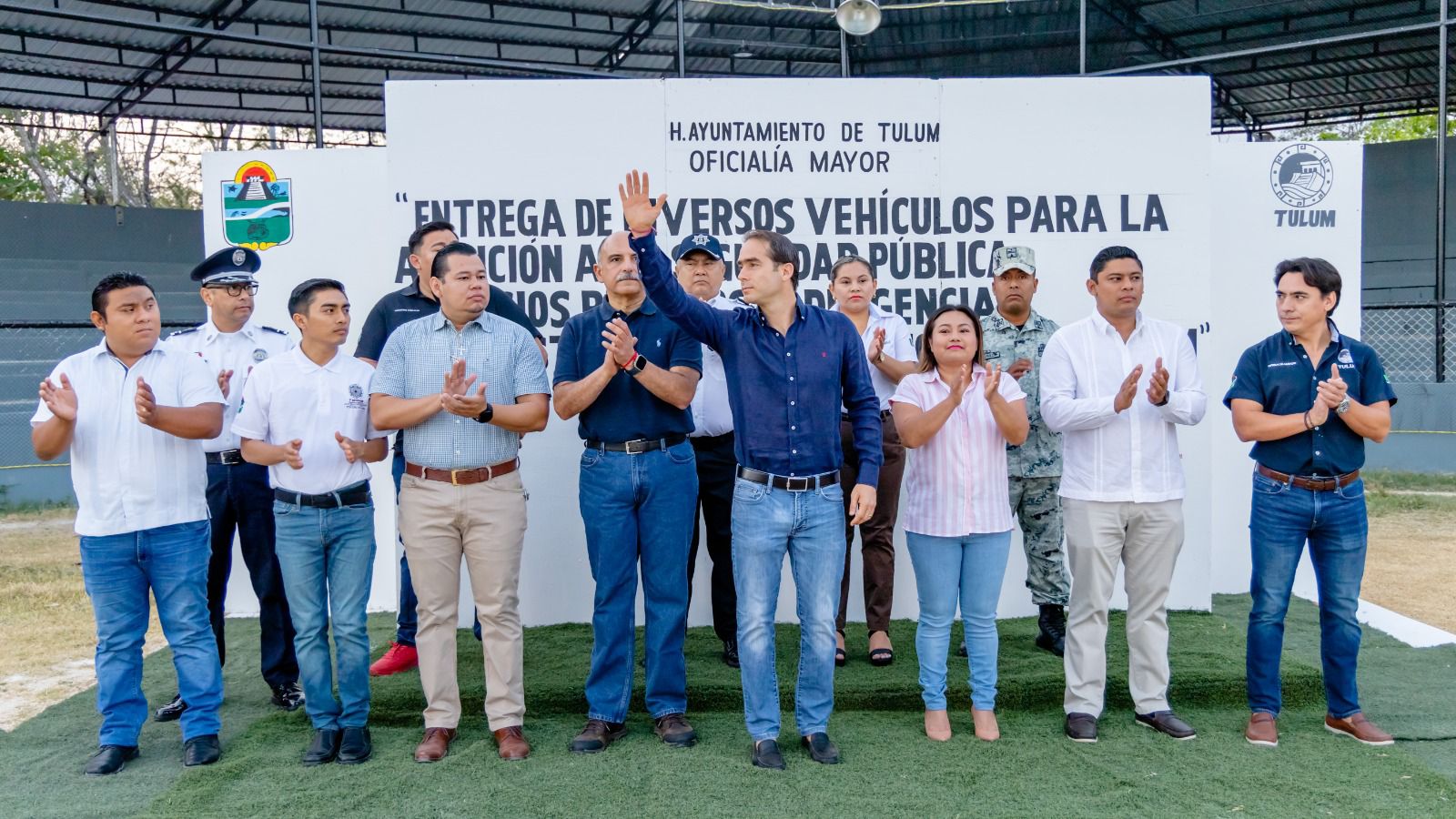 Diego Castañón entrega nuevos vehículos para bridar servicios de calidad a familias de Tulum