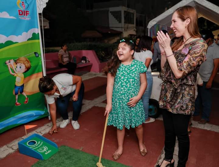La alcaldesa, Atenea Gómez, lleva diversión y alegría a los pequeños en estas vacaciones a través de las Mini-Ferias