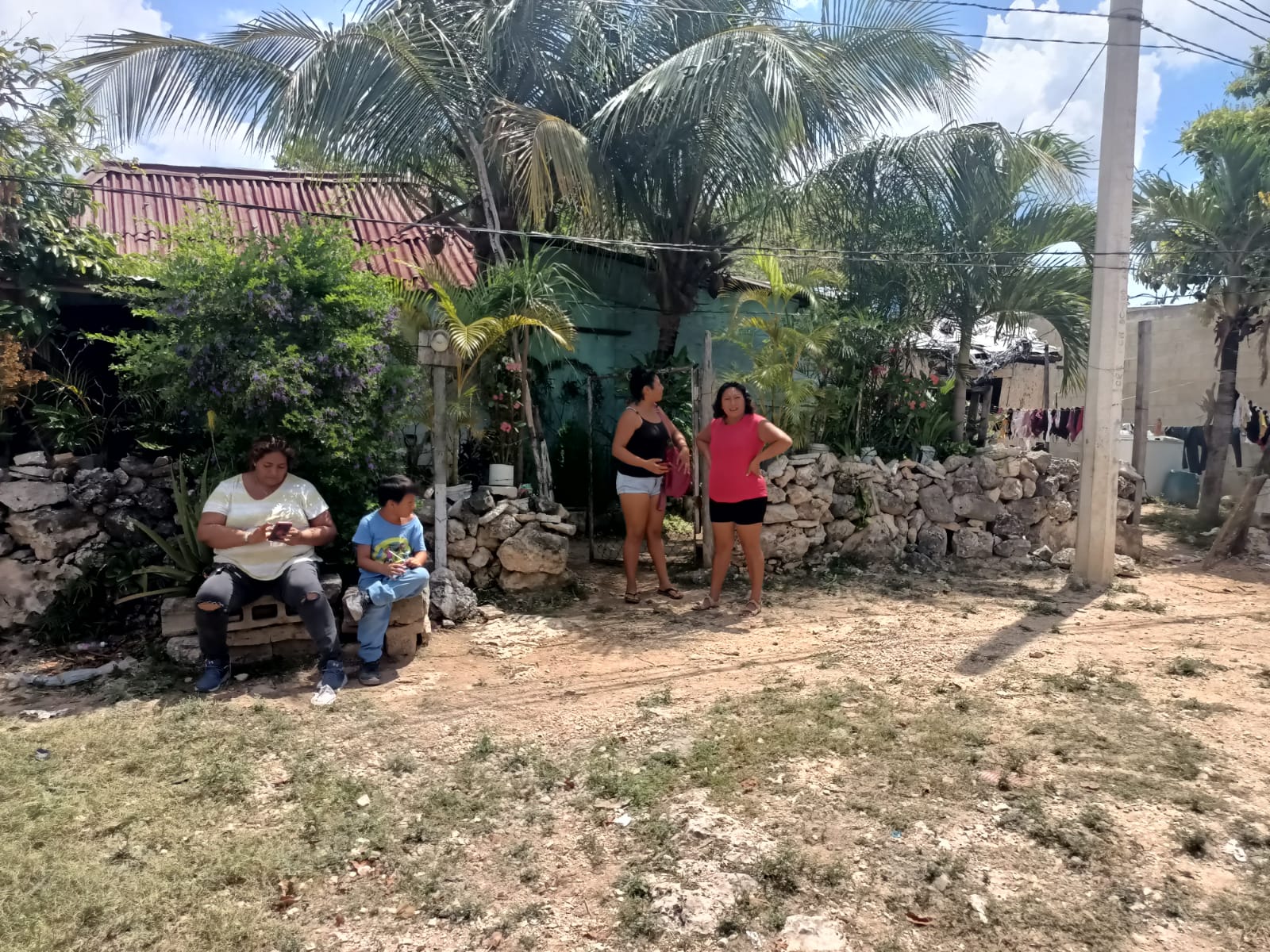 AGRADECEN VECINOS DE LA COLONIA GREGORIO SÁNCHEZ APOYO DE MARYBEL VILLEGAS PARA LA MEJORA DE SUS CALLES