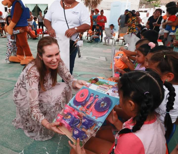 Atenea Gómez entrega juguetes a las niñas y niños de Isla Mujeres