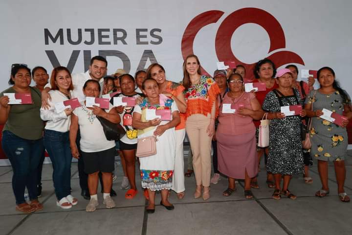 Mara Lezama y Atenea Gómez, entregan tarjetas del programa “Mujer es vida”