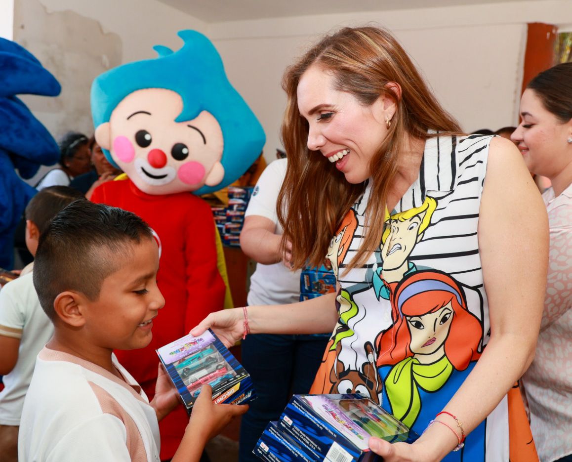 Atenea Gómez lleva alegría y felicidad a las niñas y niños de Isla Mujeres