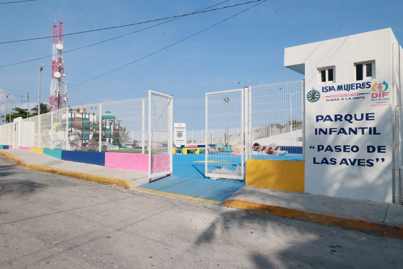Atenea Gómez brinda más parques infantiles para la niñez isleña