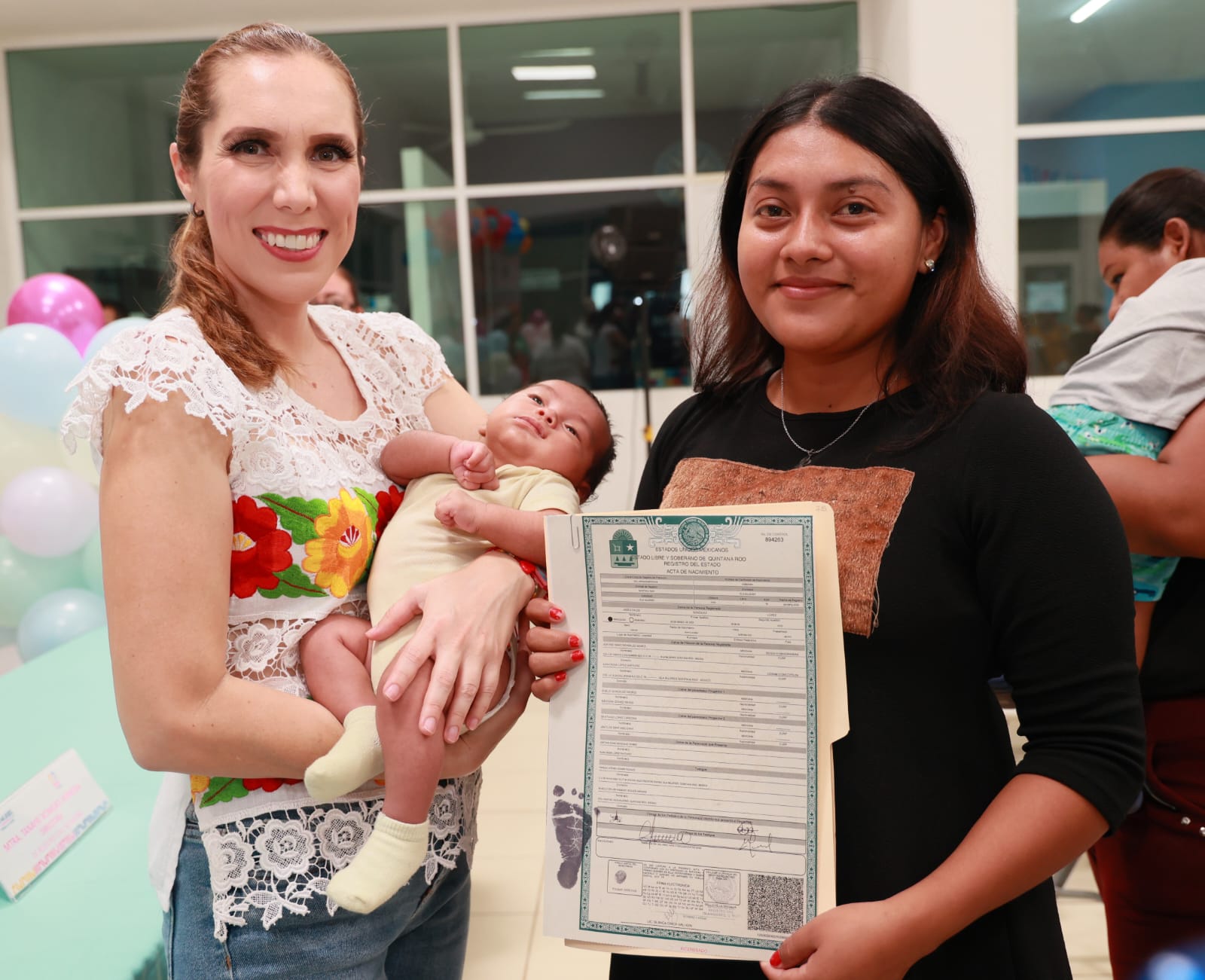 Atenea Gómez encabeza entrega de actas de nacimiento en la Zona Continental