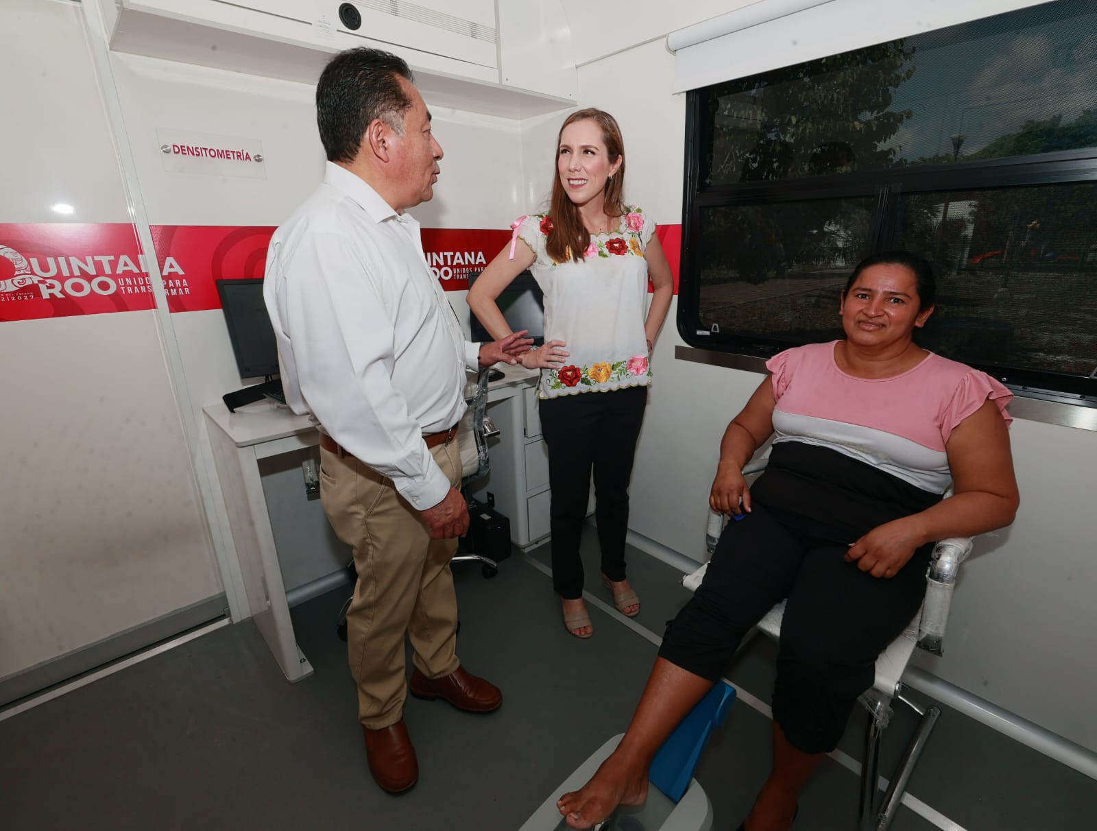 Agradece Atenea Gómez a Mara Lezama la llegada de histórica caravana de salud a Isla Mujeres
