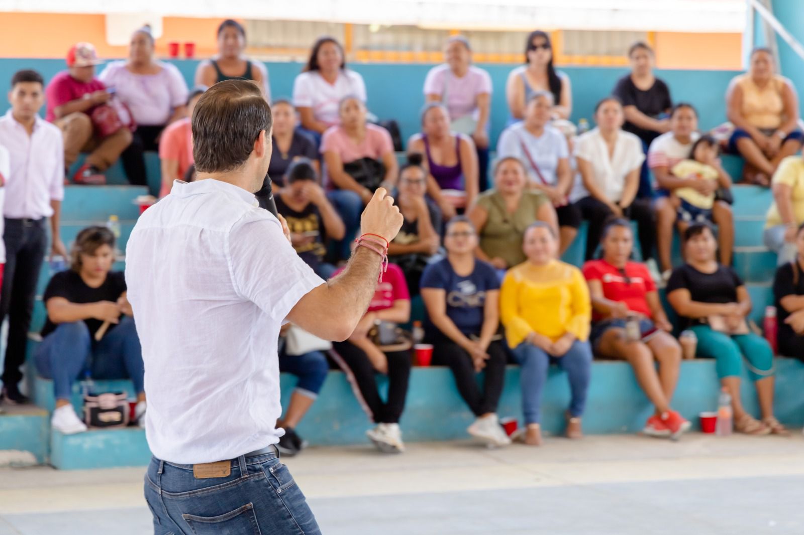 Asiste Diego Castañón a festejo del día de las madres en escuela Telesecundaria