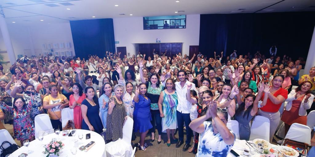 Con cientos de mamás de Solidaridad celebra Estefanía Día de las Madres