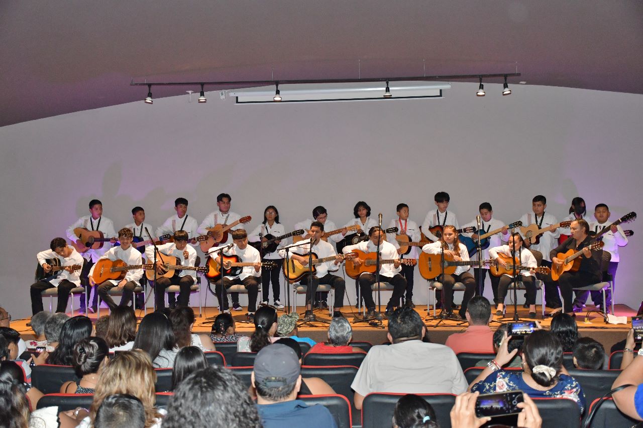 Rotundo éxito obtiene la Rondalla de la Fundación de Parques y Museos de Cozumel