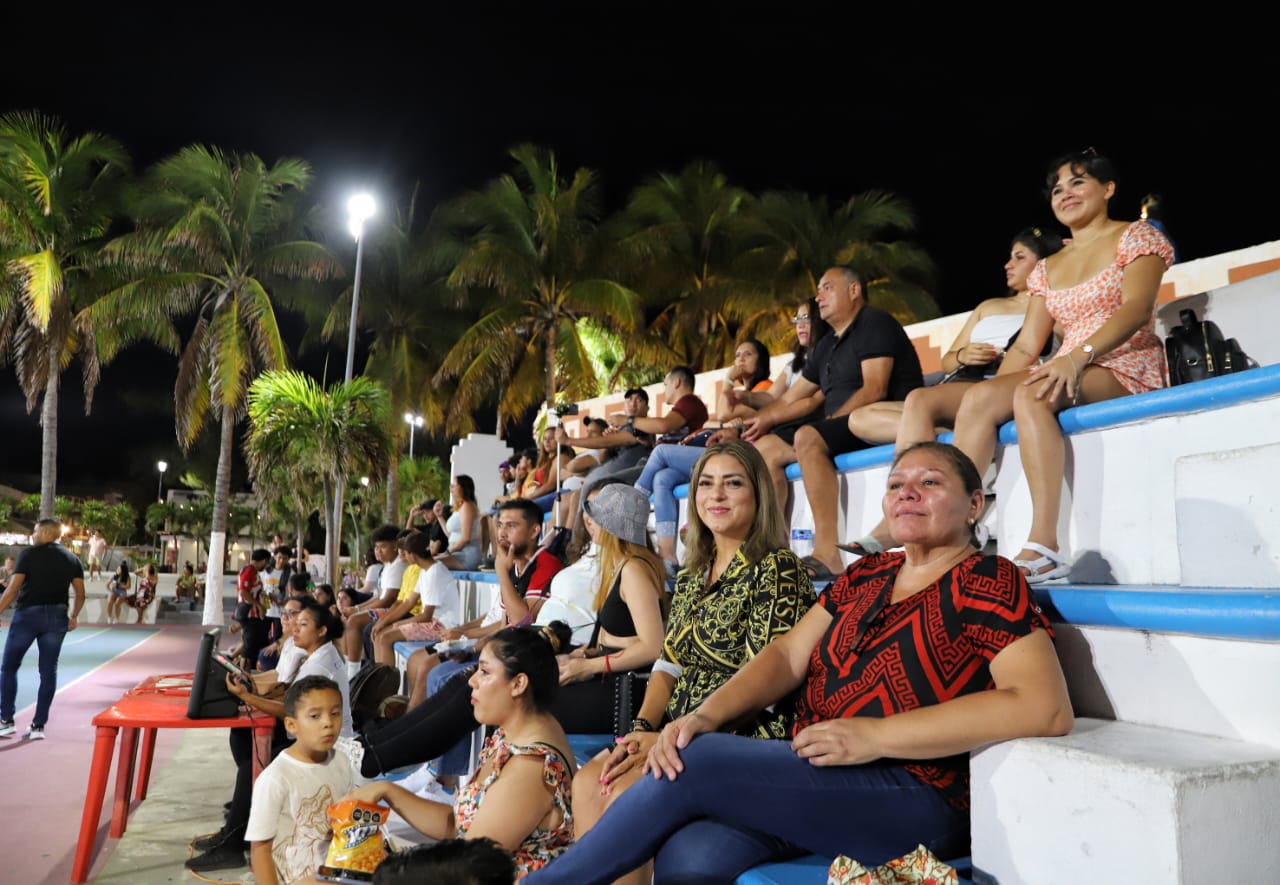 Familias isleñas disfrutaron del partido de basquetbol entre Caguameros y Nauyacas de Cancún