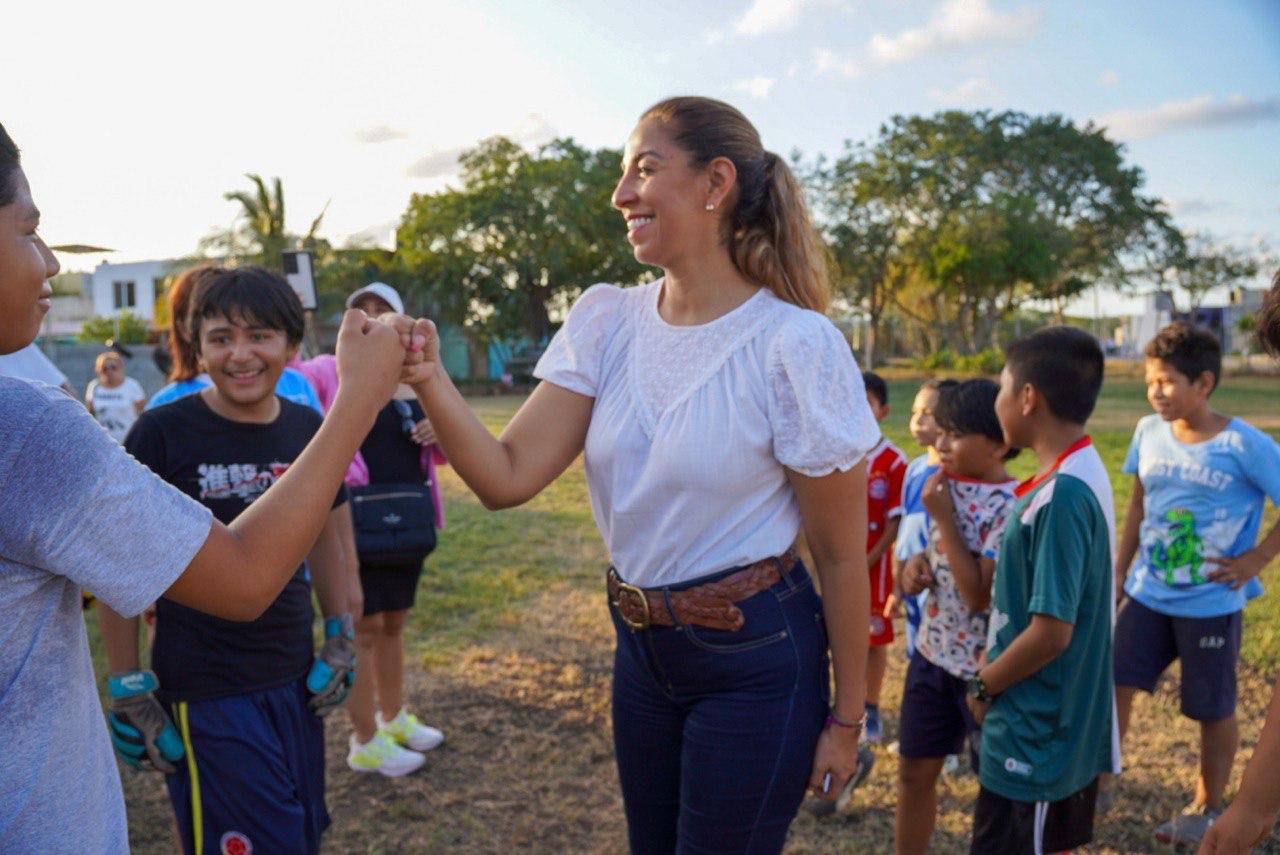 MARYBEL VILLEGAS VISITA A VECINOS DEL FRACCIONAMIENTO AZUL BONAMPAK