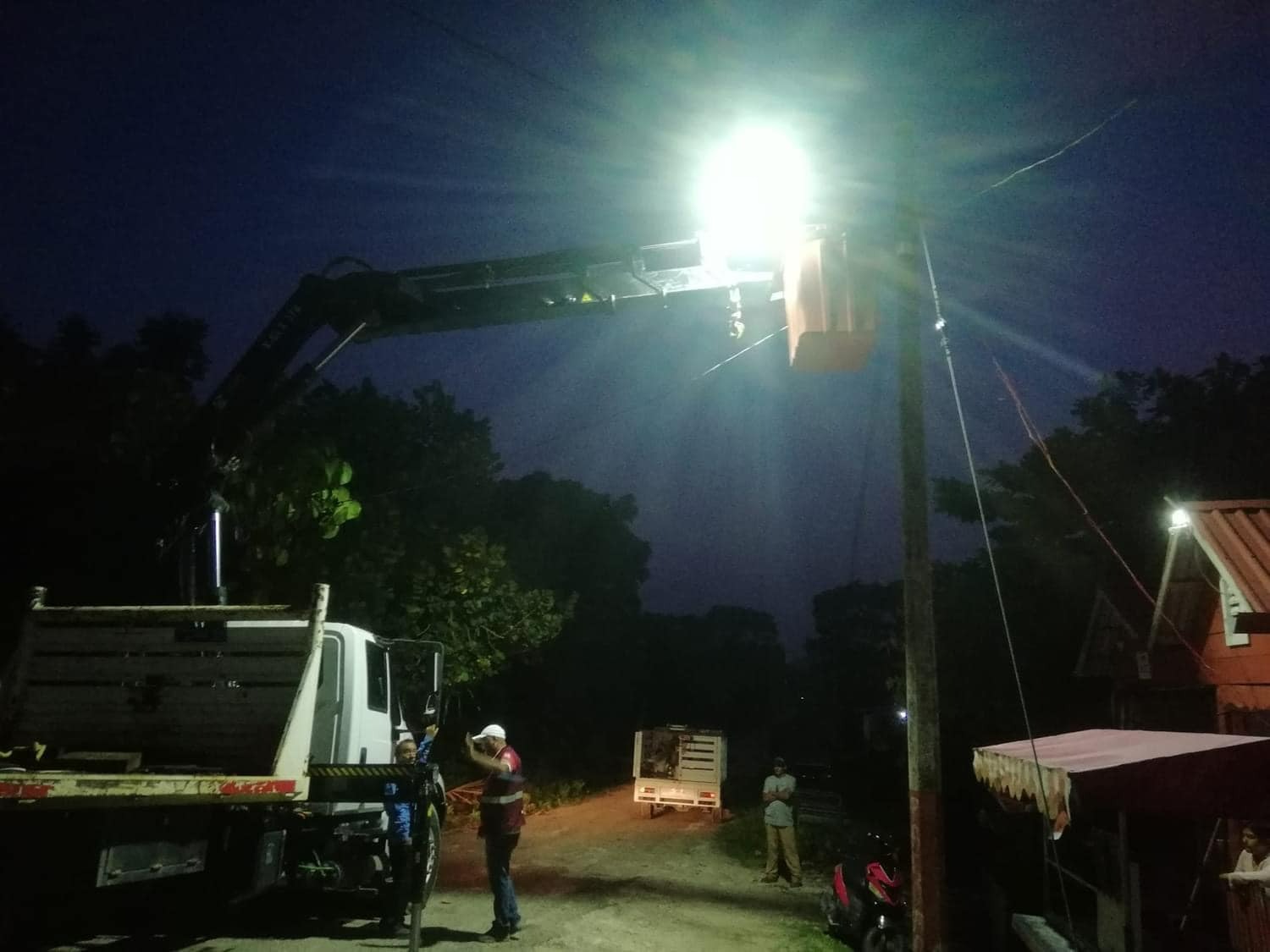 EN PROCESO SEGUNDA ETAPA DE ILUMINACIÓN EN LA ZONA LIMÍTROFE DE OTHÓN P. BLANCO