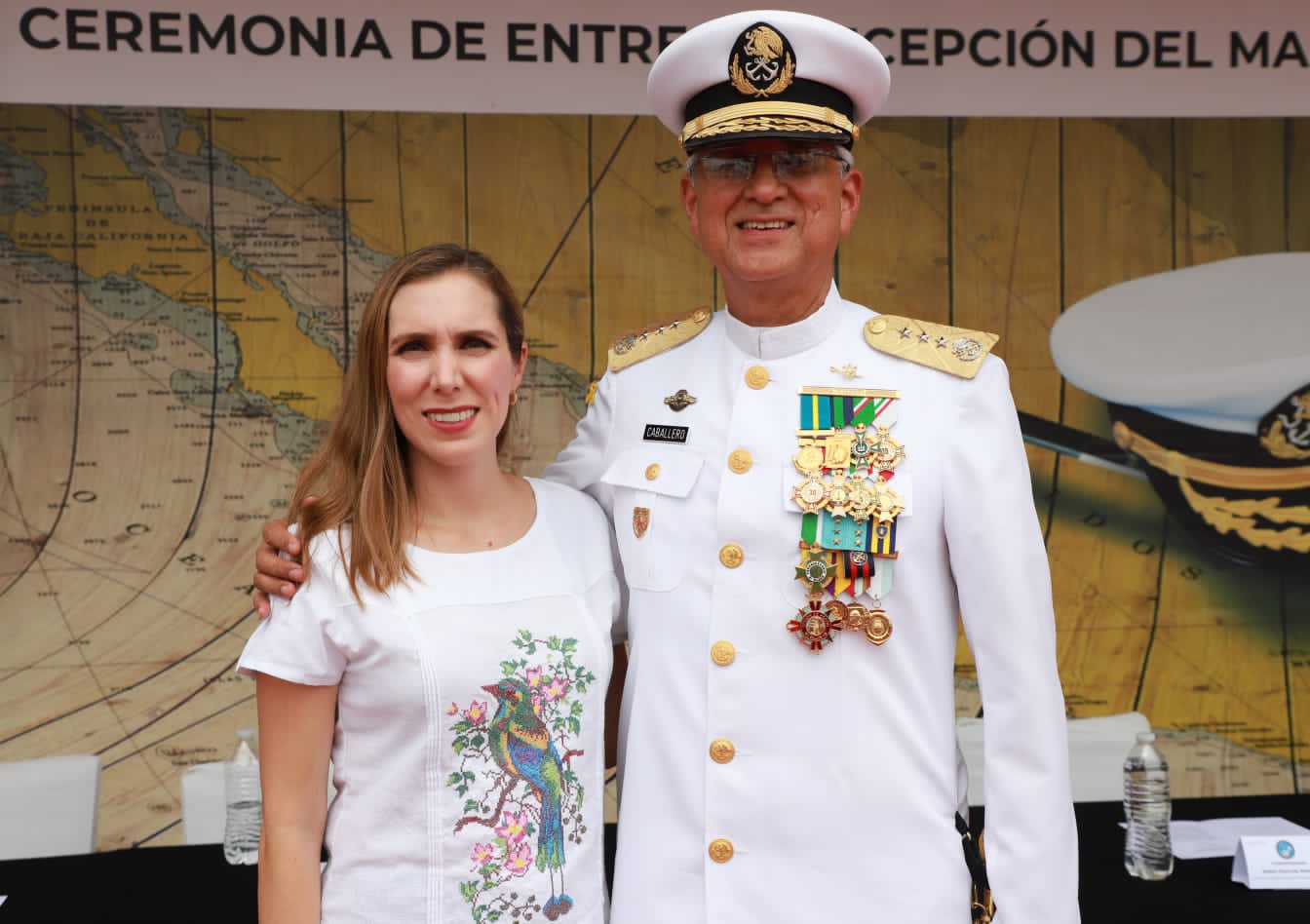 Atenea Gómez atestigua la toma de posesión del nuevo comandante de la Novena Región Naval
