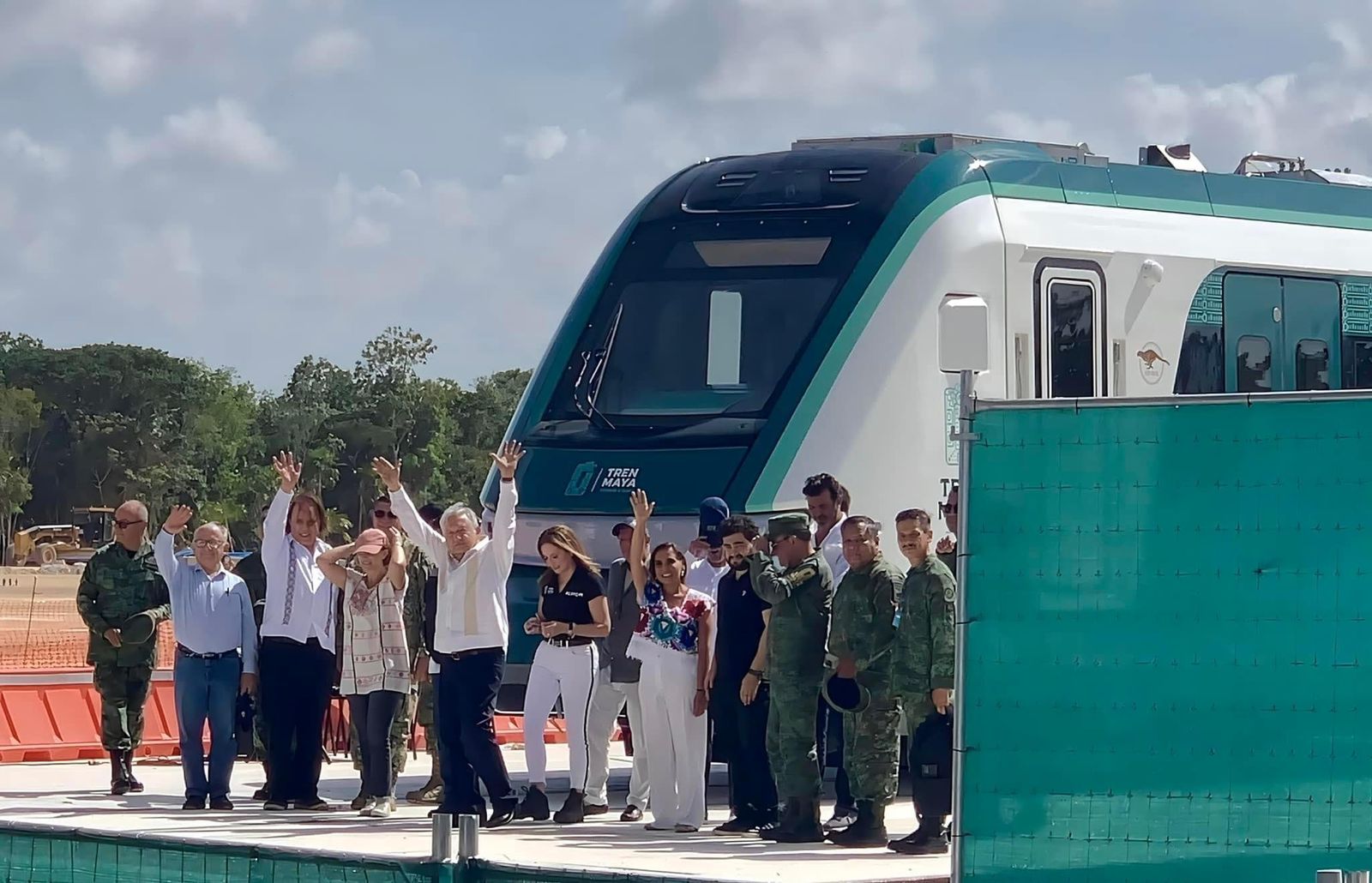 Junto con el Presidente de México, Mara Lezama da banderazo para recibir vagón del Tren Maya