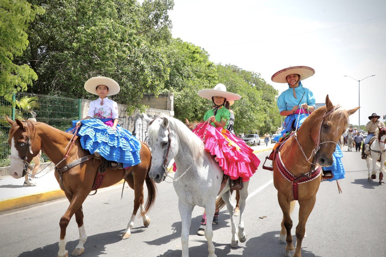 Realizan segunda cabalgata urbana en Playa del Carmen