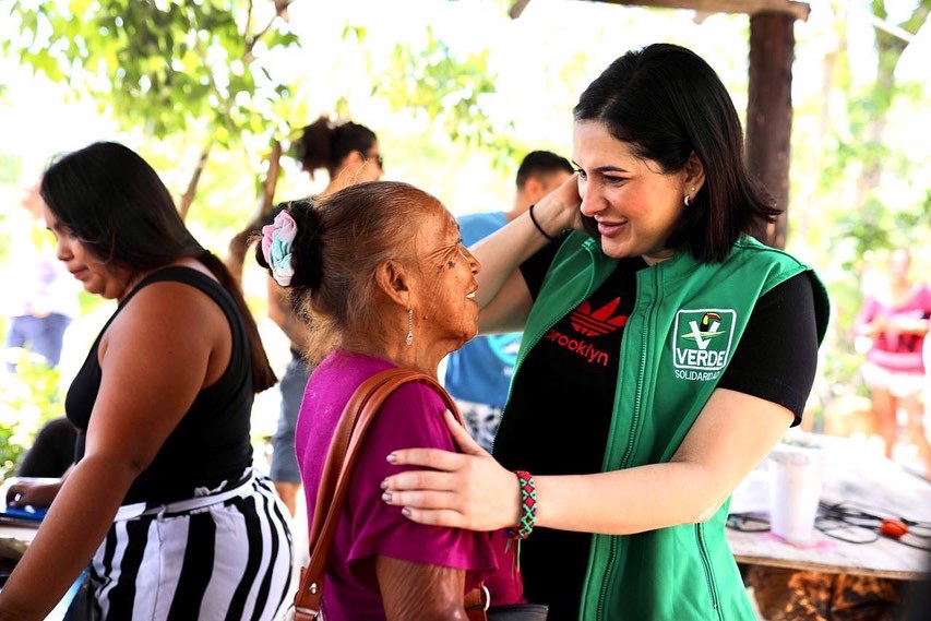 Cumple Estefanía Mercado compromiso, lleva láminas a familias de bajos recursos en Playa del Carmen