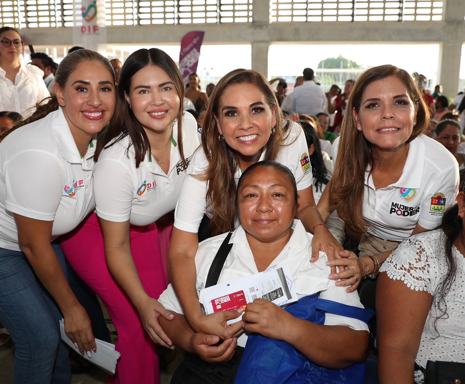 Entrega Mara Lezama primeras tarjetas de Mujer Es Poder