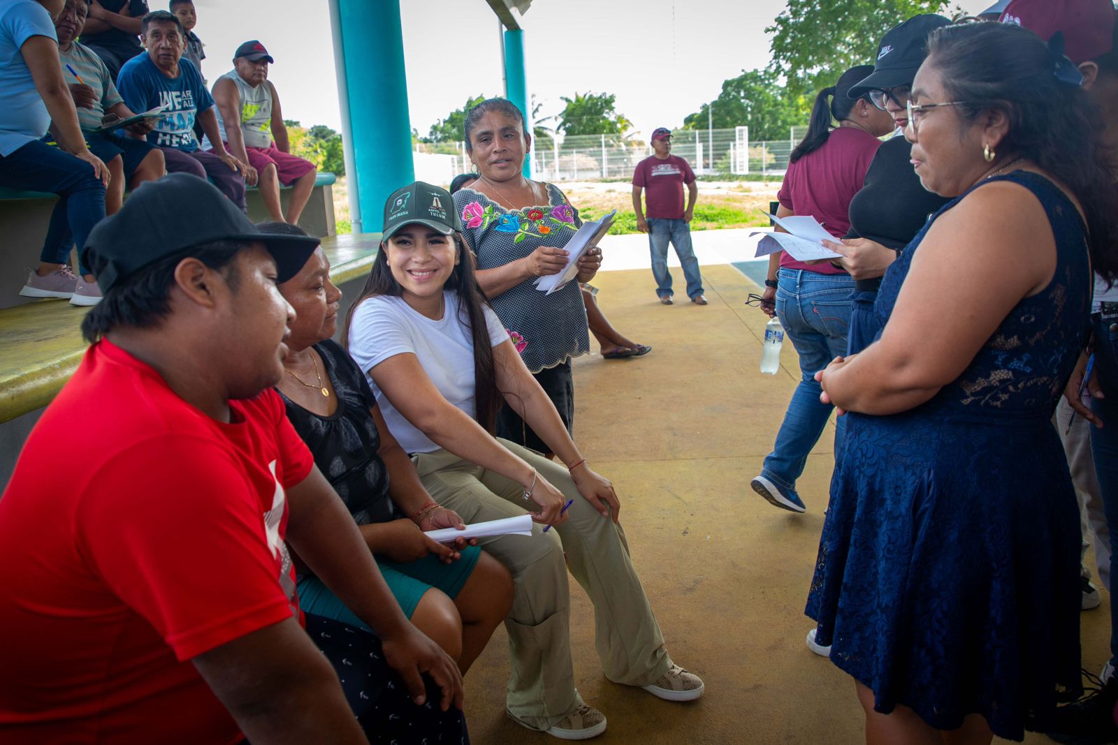 Mary Hernández entrega pisos firmes a cuatro localidades mayas
