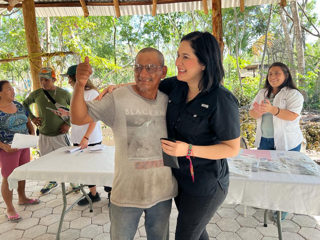 Cumple Estefanía Mercado, entrega lentes a personas de escasos recursos en Playa del Carmen