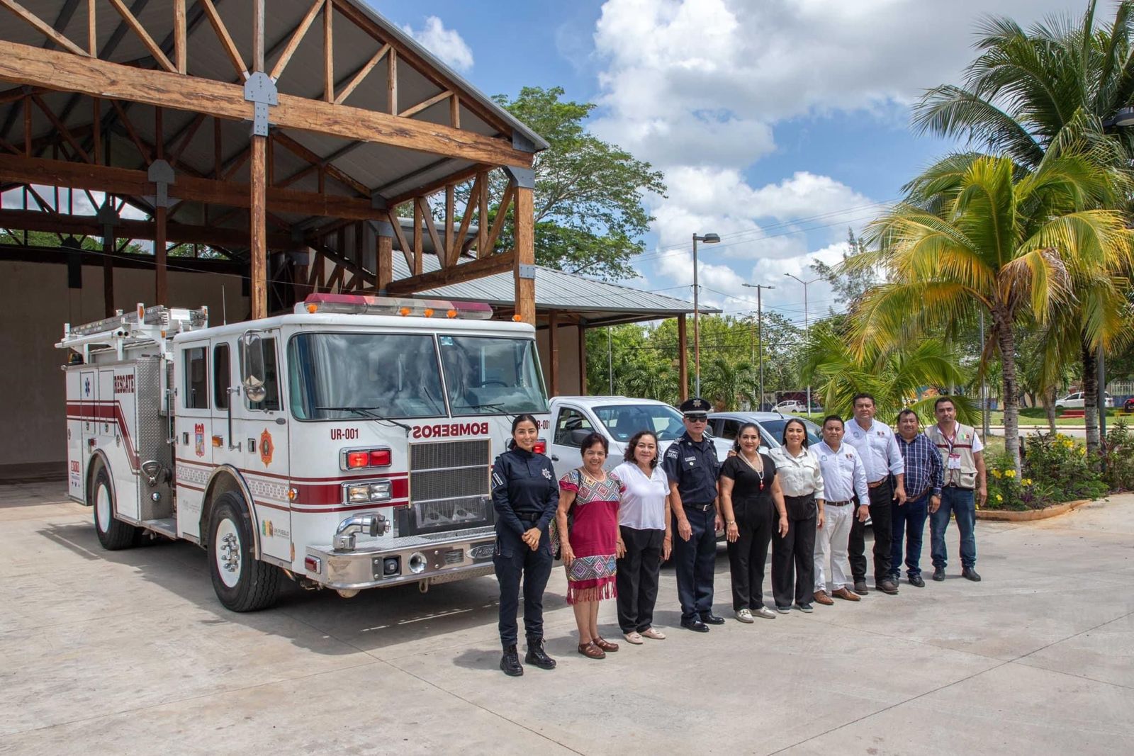 Mary Hernández cumple: Entrega una unidad tipo bombera de alta gama al Heroico Cuerpo de Bomberos