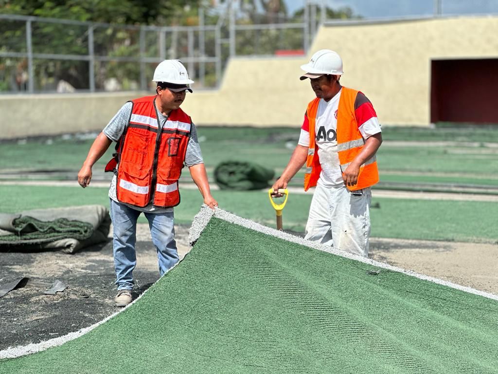 Avanza rehabilitación de pastos sintéticos de campos de futbol de Felipe Carrillo Puerto