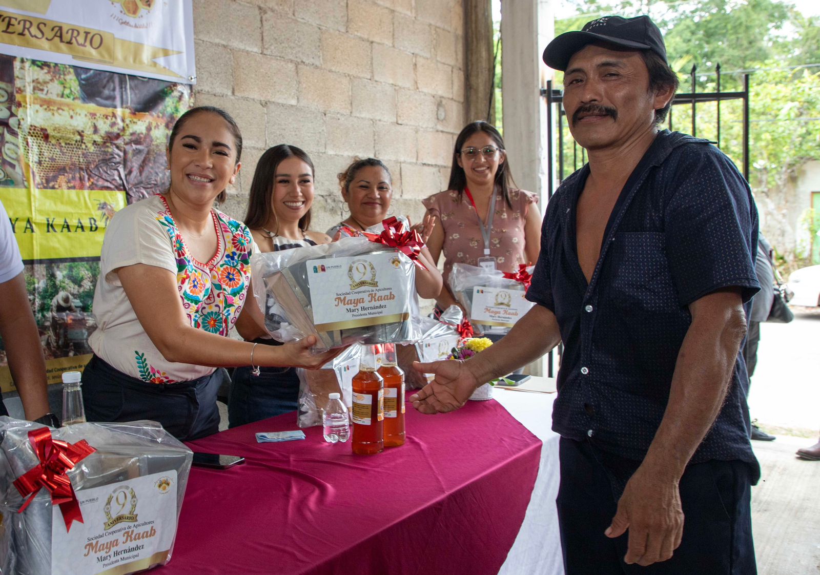 Mary Hernández entrega equipo de protección apícola