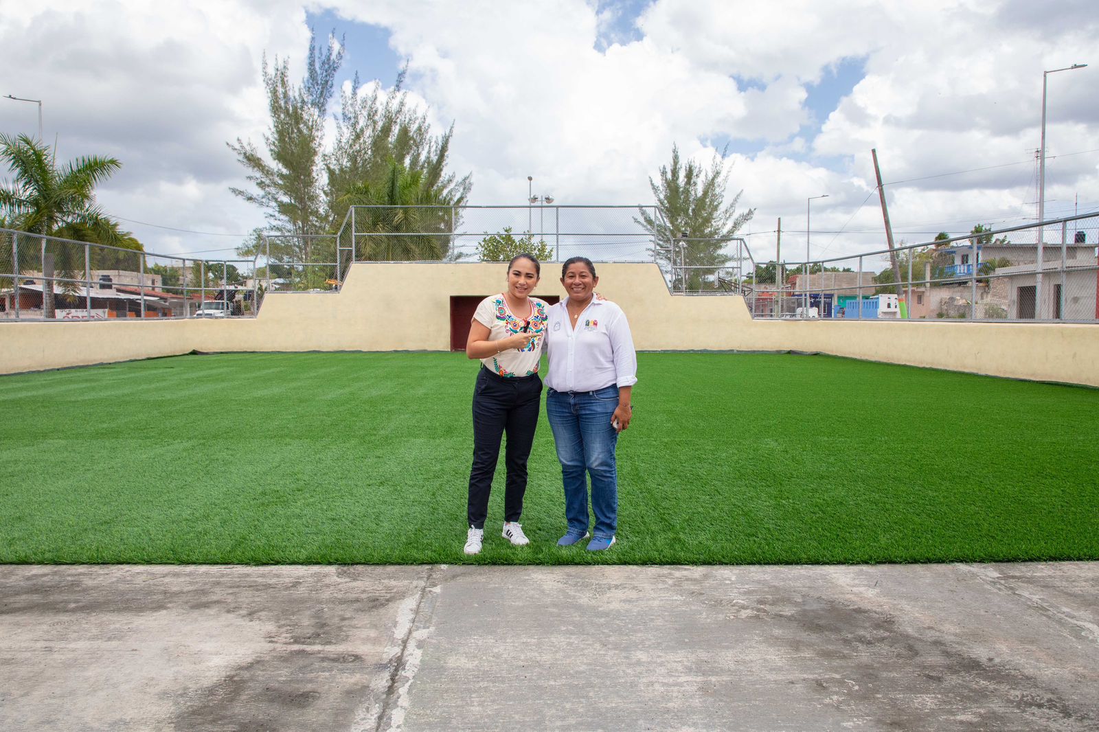 Supervisa Mary Hernández instalación de pasto sintético en campo deportivo de Felipe Carrillo Puerto