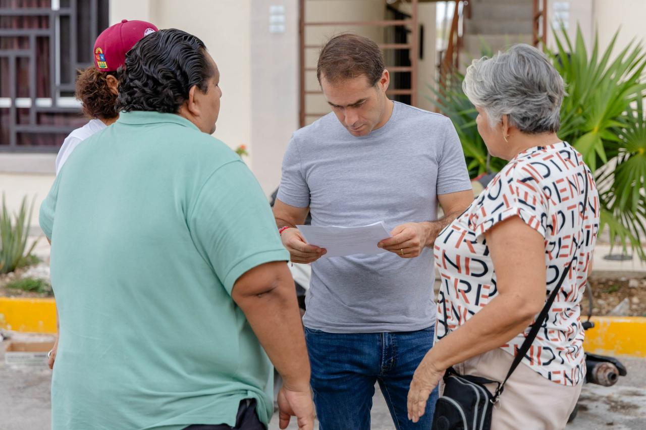 Diego Castañón recorre colonia Aldea Tulum y escucha a las familias