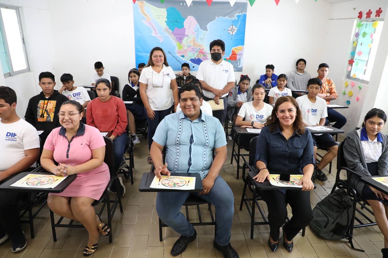 Renueva Gobierno de Solidaridad mobiliario de las aulas del DIF