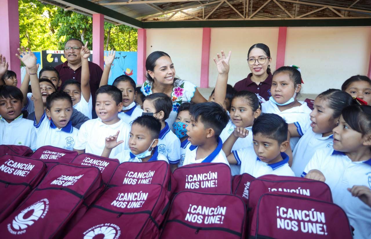 ENTREGA ANA PATY PERALTA PRIMEROS PAQUETES DE ÚTILES ESCOLARES GRATUITOS EN CANCÚN