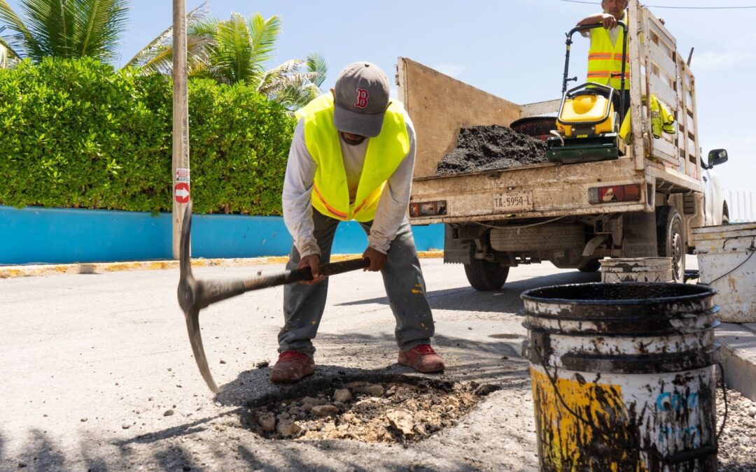Atenea Gómez refuerza los trabajos de bacheo en Isla Mujeres