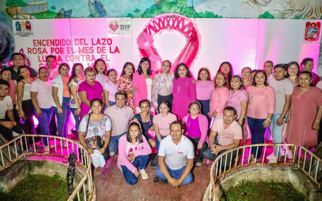 La presidenta municipal Mary Hernández realizó el encendido del lazo rosa, con el cual se enmarca a octubre como el mes de la lucha contra el cáncer de mama.