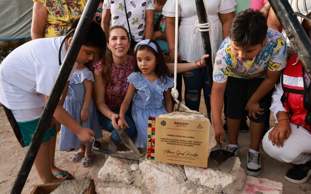 Atenea Gómez Ricalde colocó la primera piedra del parque Zazil-Há para continuar fortaleciendo el tejido social en Isla Mujeres
