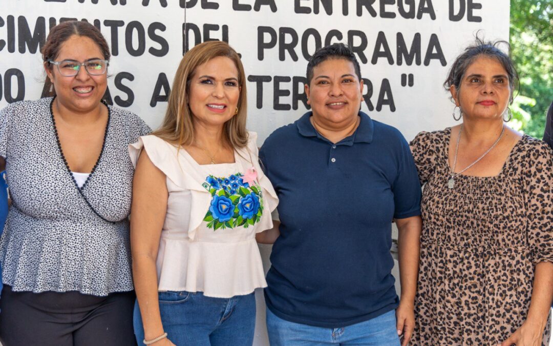 Entrega Lili Campos reconocimientos “Dando alas de ternura”