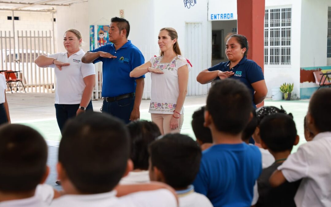 Atenea Gómez Ricalde cumple su palabra con estudiantes, maestros y padres de familia en la zona continental de Isla Mujeres.