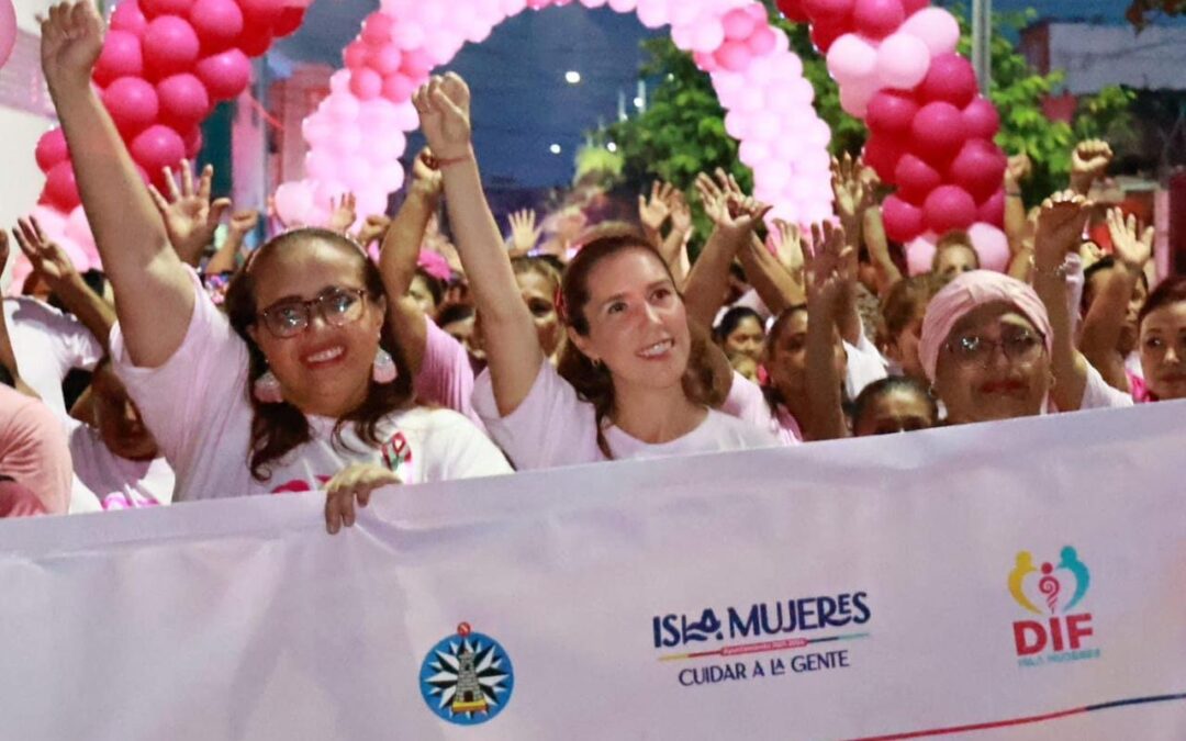 Atenea Gómez Ricalde encabeza Caminata Rosa con el programa ‘Cuidándote con el Corazón’ para concientizar sobre el cáncer de mama en Isla Mujeres.