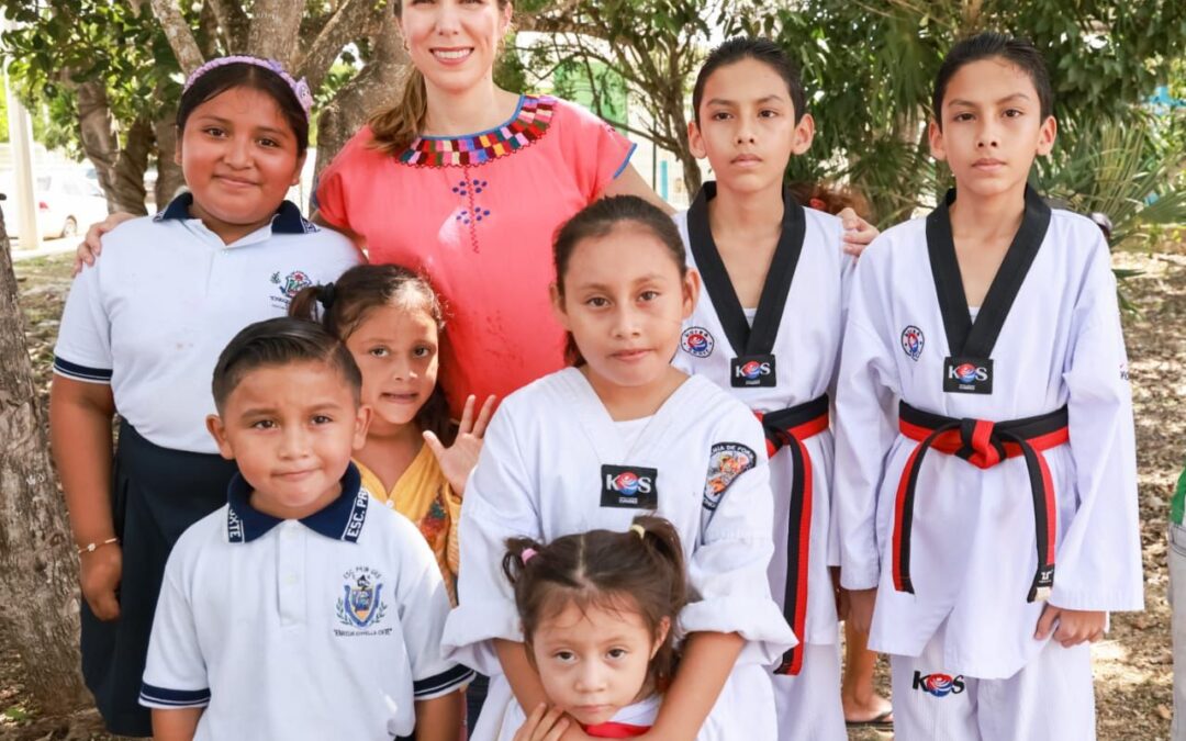 Atenea Gómez Ricalde cumple su palabra y coloca la primera piedra del décimo parque infantil en Isla Mujeres