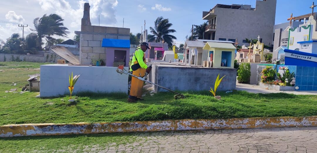 Gobierno de Isla Mujeres se encuentra listo para recibir a las familias isleñas en los cementerios por festividades del Día de Muertos